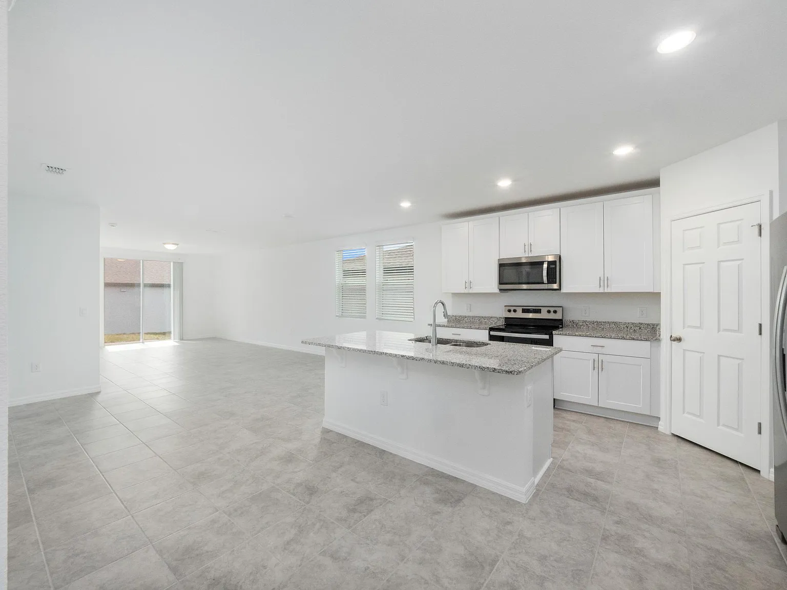 3 bed, 1695 sqft, $1,925 — Photo 2
