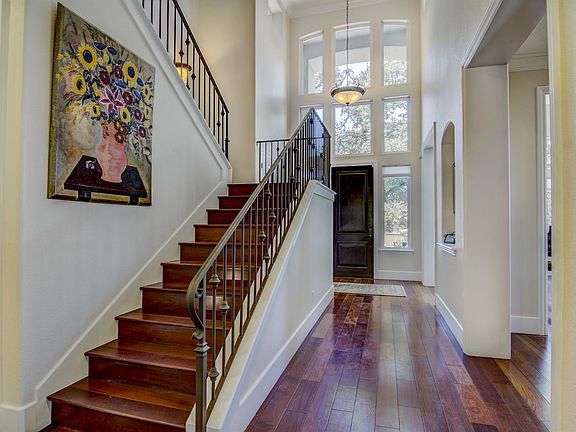 4th image of 2824 King Edward Dr