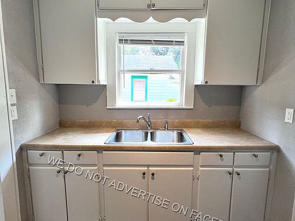 5th image of 744 Escambia St