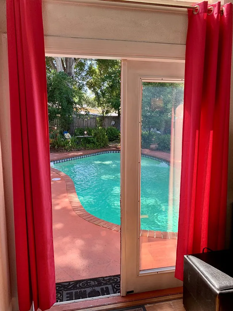 Beautifully Updated Clearwater Cottage Home in a Prime Location Near Beaches & Shopping — Photo 3