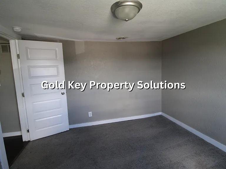 2233 E Lynn Street — Photo 7