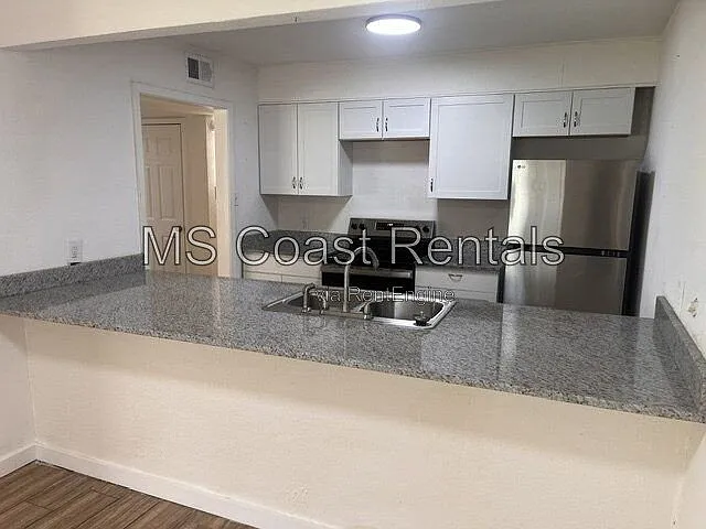 1 bed, 1.0 bath, 800 sqft, $949 — Photo 1