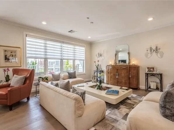 11102 Aspenwood Drive #11102, Plainview, NY 11803