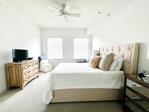 Large Master Bedroom - plenty of room for sitting and King Size Bed
