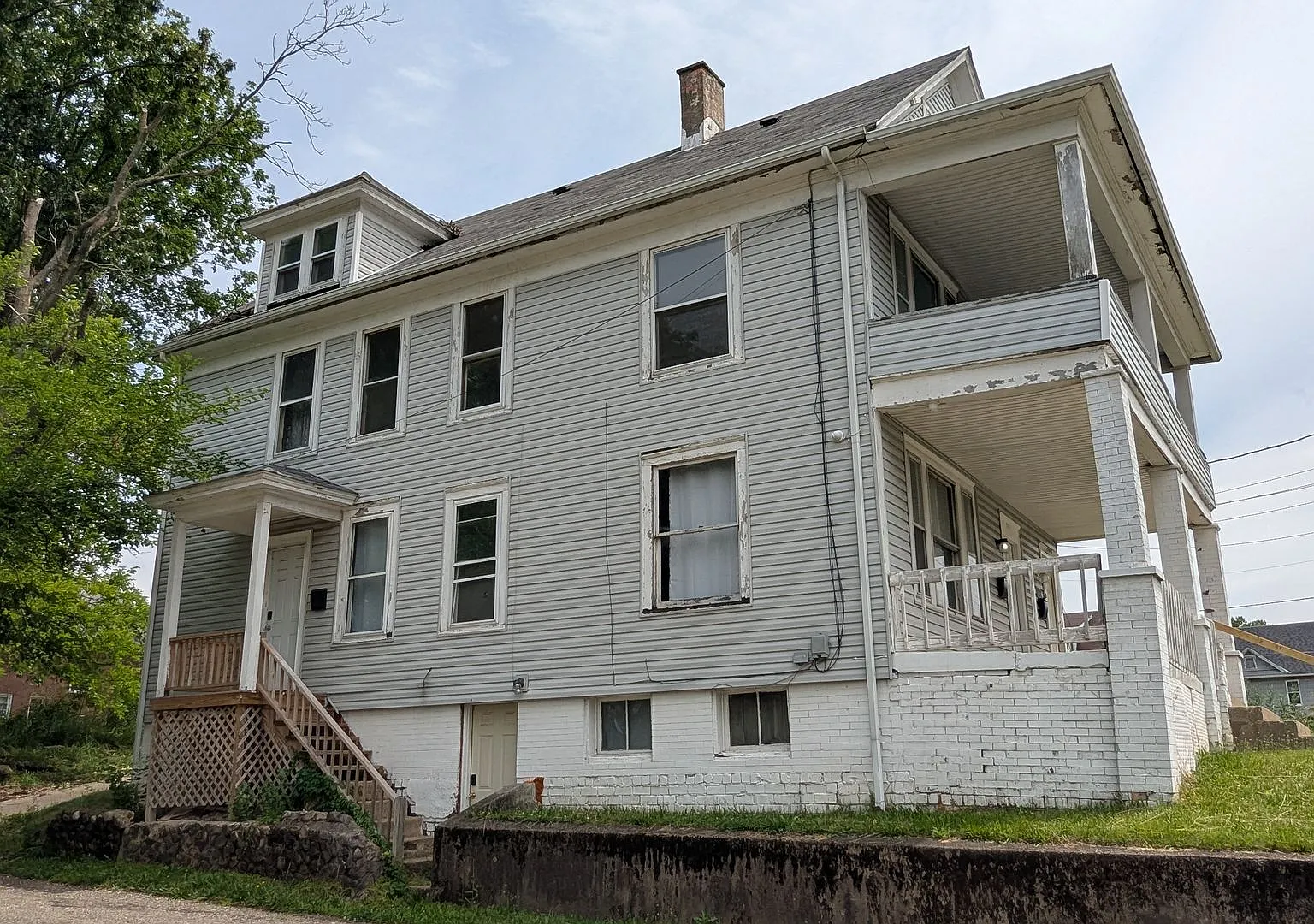 8th St Triplex — Photo 2