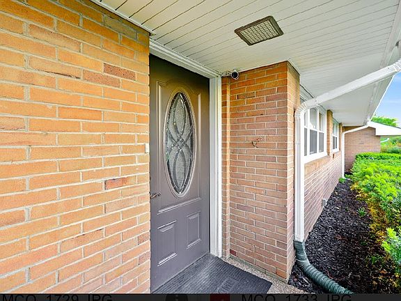 3rd image of 202 S Larchmont Ave