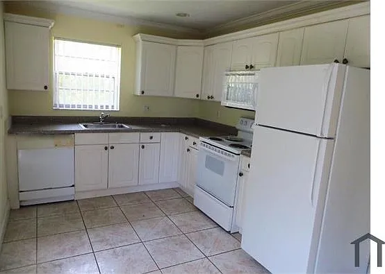 3700 Riverside Dr — Photo 2