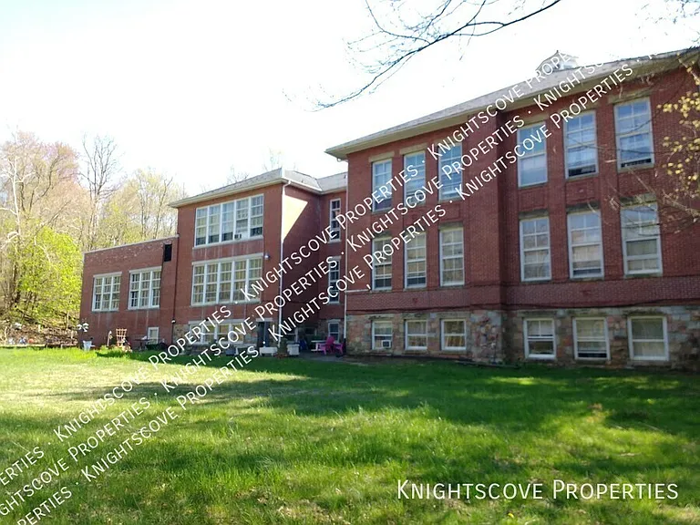 1557 Main St #8 — Photo 18