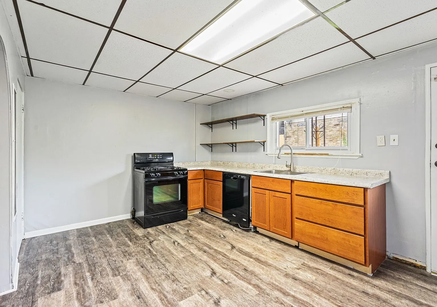 Cute Refreshed 3 Bedroom with Central Air — Photo 3