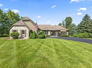 W254N5083 McKerrow Dr, Pewaukee, WI 53072