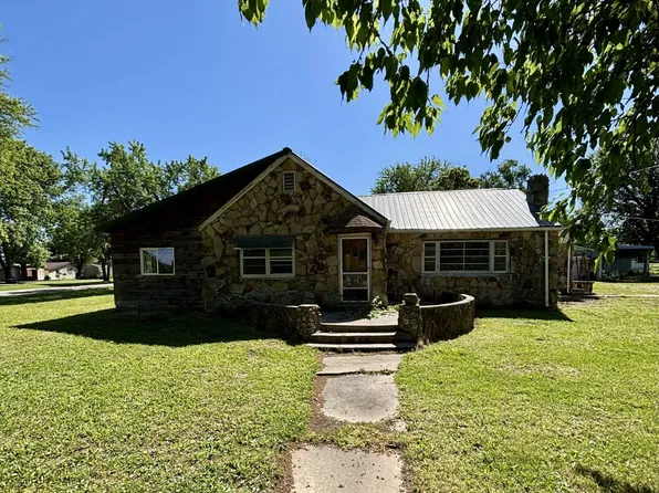 317 N 4th St, Humboldt, KS 66748