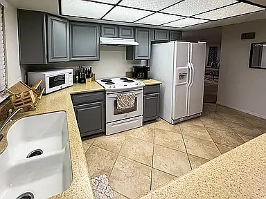 7 bed, 2251 sqft, $3,700 — Photo 3