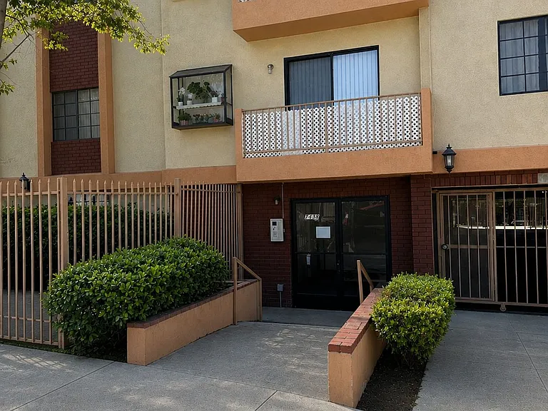 7138 Greeley St — Photo 2
