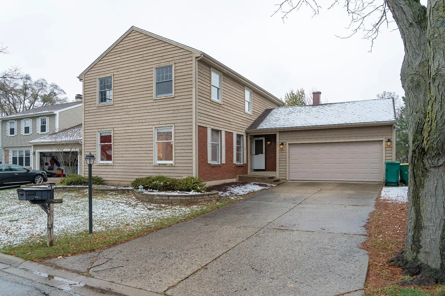 984 Thompson Blvd photo 1