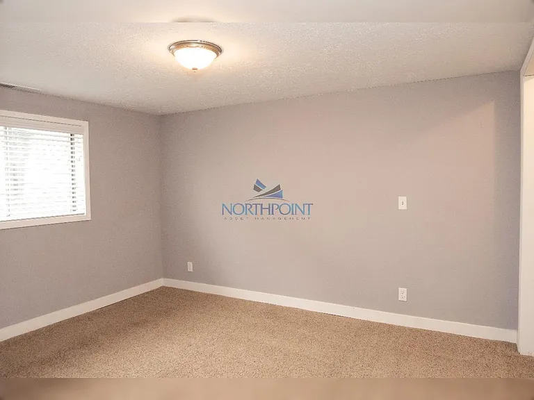 Bright & Open 2 bed 2 bath — Photo 27