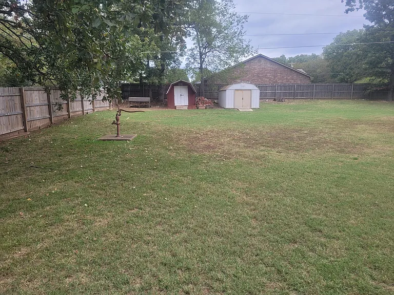 800 Sasha Ln — Photo 3