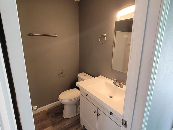 5th image of 525 E Caney St #D
