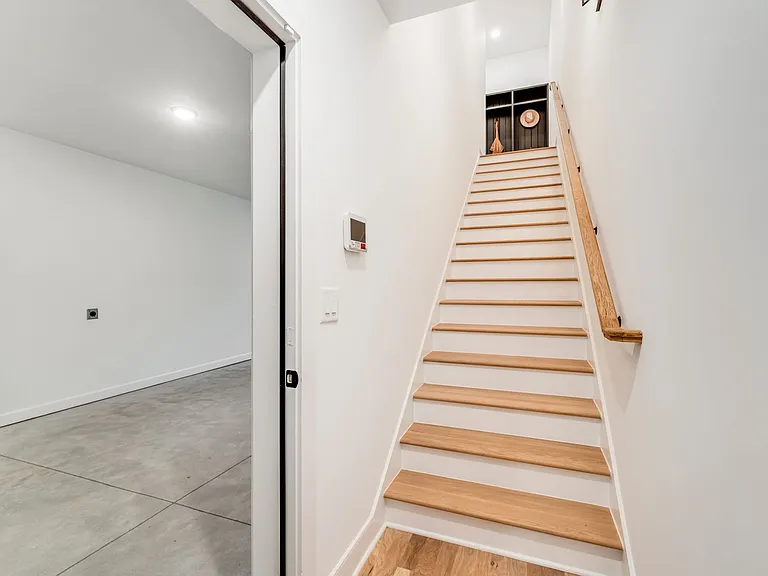 1237 Memorial Dr — Photo 15