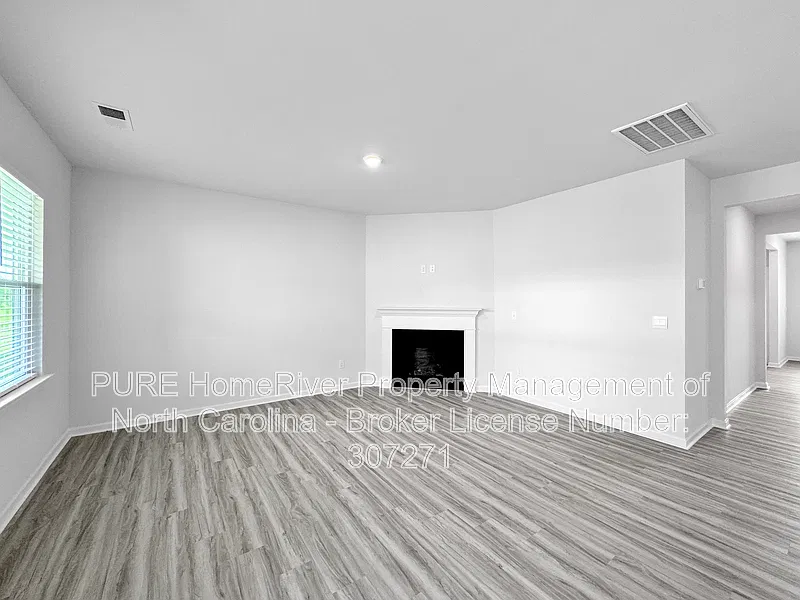 3 bed, 2.0 bath, 1618 sqft, $2,075 — Photo 2