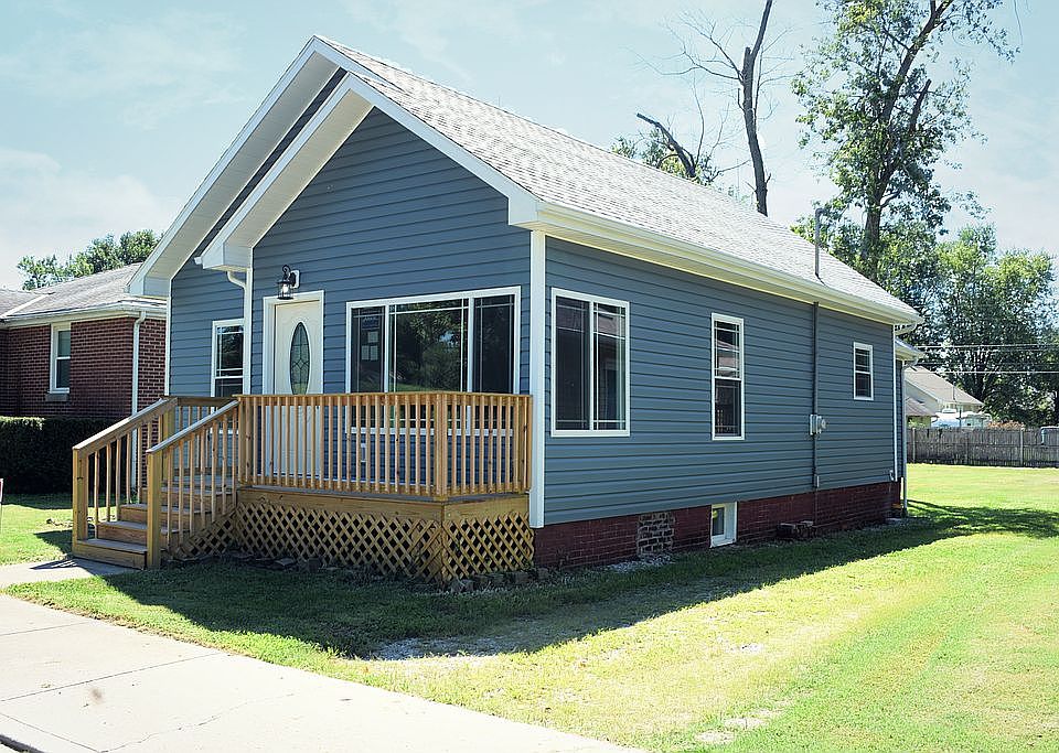 1st image of 919 S 3rd St