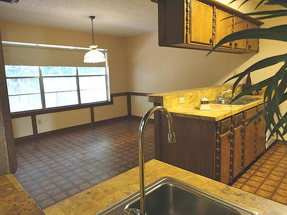 3rd image of 2413 Maxwell Ln