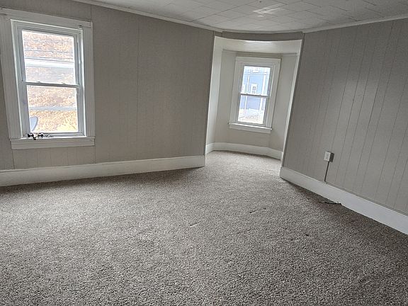 4th image of 210 Vanloon St