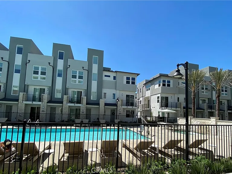 1319 W Cara Dr — Photo 1