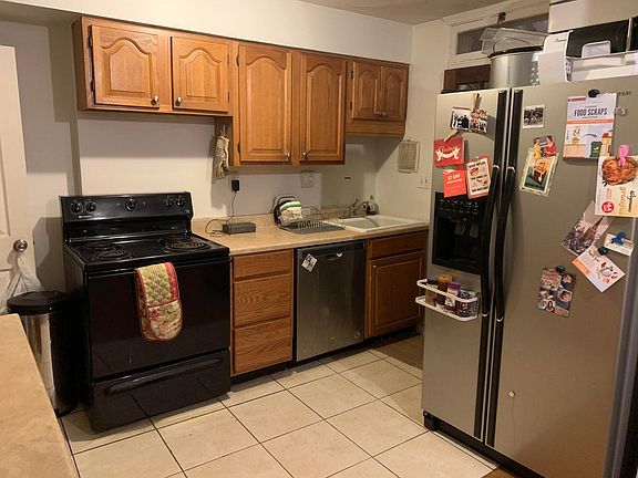 Kitchen - includes electric stove, dishwasher, fridge, non-built-in microwave