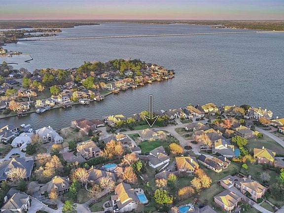 Come live in the beautiful lake community of Bentwater with 3 golf courses, 2 community pools, tennis, fitness center, spa, dining, marina, yacht club, 24-hrs manned gate, and 33 miles of private roads to walk and bike on.