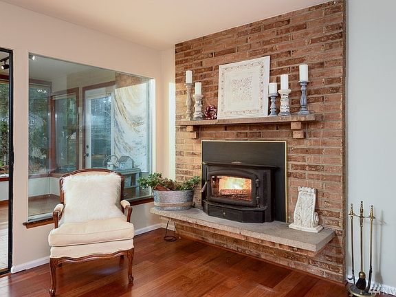 4th image of 12015 33rd Ave NE