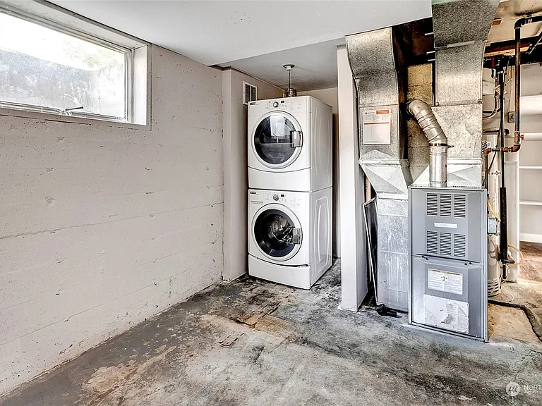 721 E James St — Photo 5