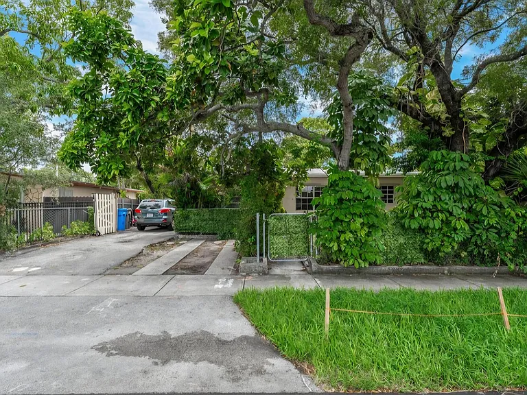 3401 SW 48th Ave — Photo 2