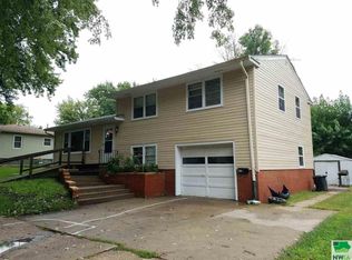 813 Pinecrest Dr, Storm Lake, IA 50588