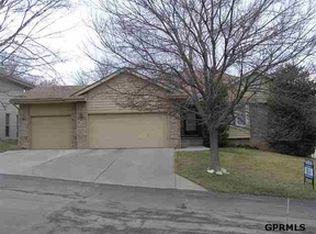 910 S 110th Plz, Omaha, NE 68154
