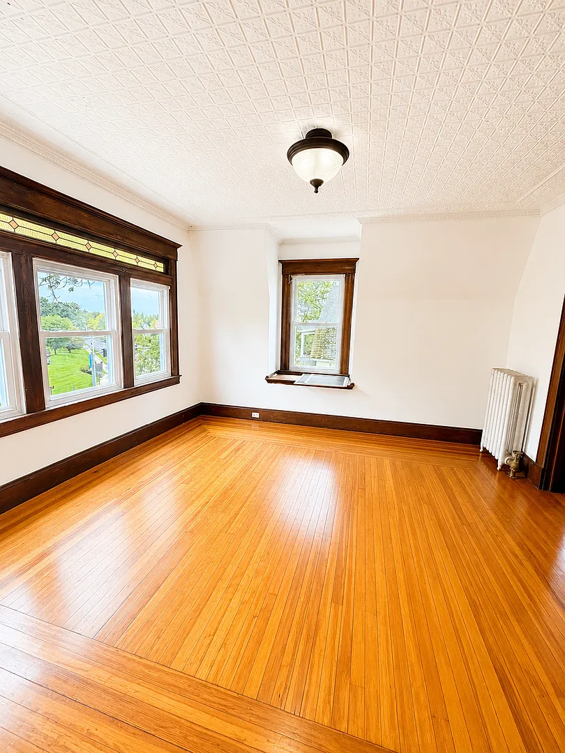 Large Multi Family Home — Photo 3