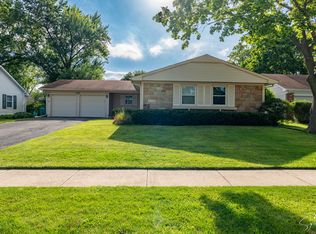 228 Belaire Dr, Buffalo Grove, IL 60089