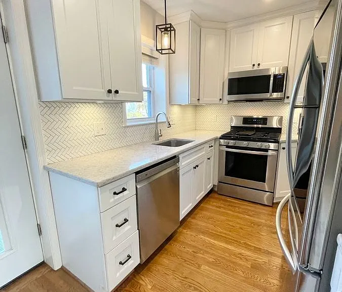 528 E Luray Ave — Photo 7