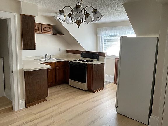 3rd image of 1100 Ivy Ave E