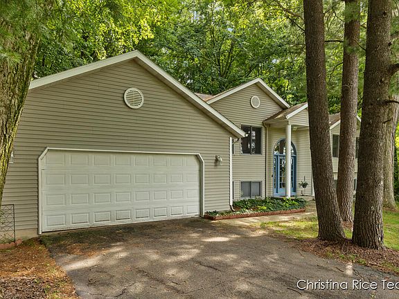 4th image of 3426 Bennington Dr NE