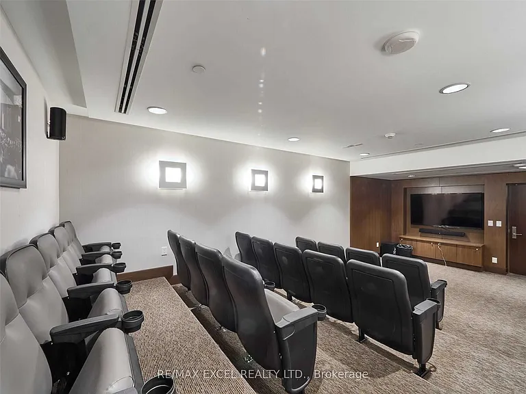 386 Yonge St #503 — Photo 32