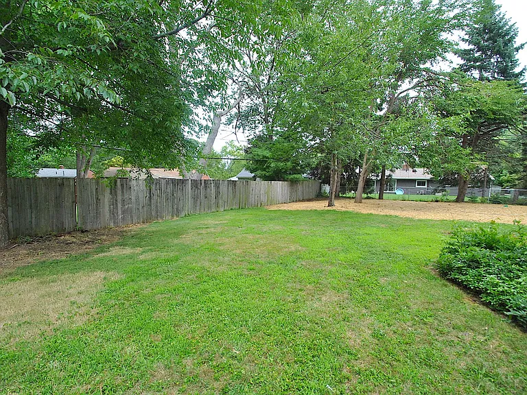 Ivy Ct — Photo 38