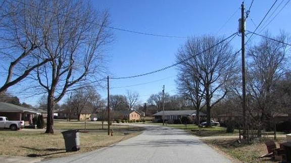 3rd image of 17 Borden Cir