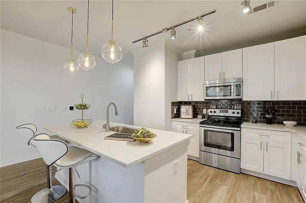 1 bed, 887 sqft, $2,200 — Photo 4