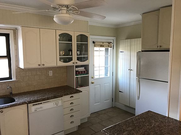 Convenient kitchen entrance