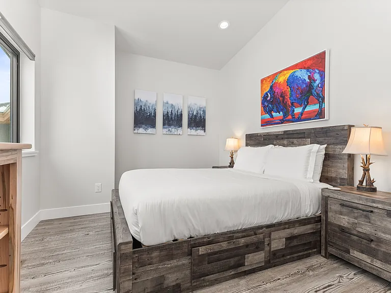Upper Level - Queen Bedroom #2