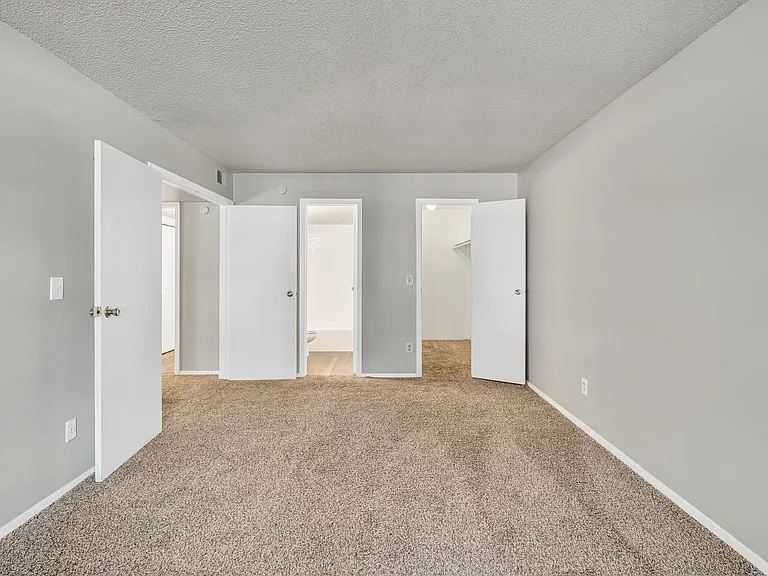 902 S Walden St #106 — Photo 16