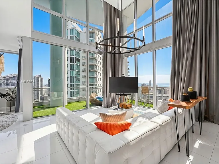 90 SW 3rd St #Penthouse 12 — Photo 2