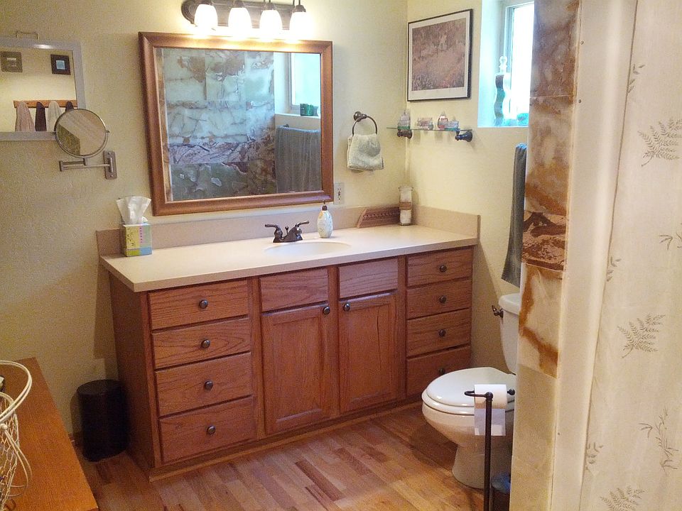 Bathroom, main floor