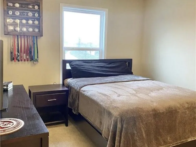 34 SE Booth Ave — Photo 8