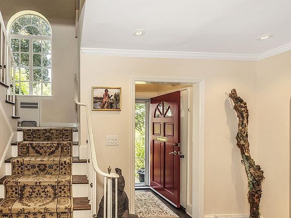 3rd image of 32 Laurel Ln
